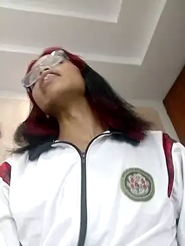 Snapshot of evelyn_wine chatting on 02/01/25, 05:07 evelyn wine online show from 02/01/25, 05:07