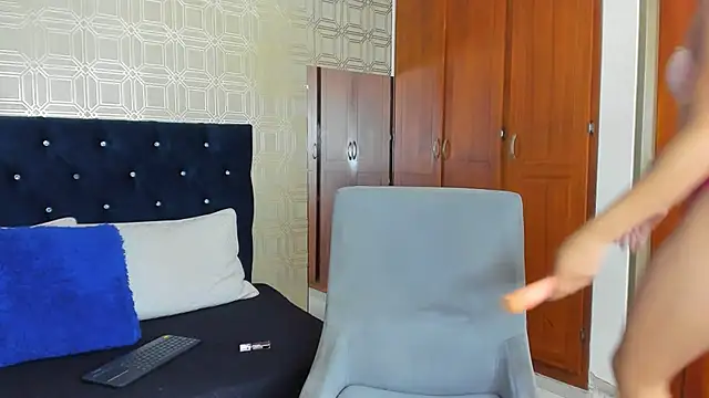 Snapshot of evelyn_wine chatting on 02/11/25, 12:49 evelyn wine online show from 02/11/25, 12:49