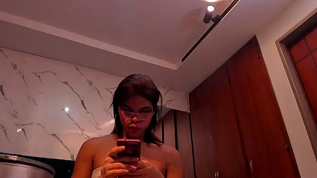 Snapshot of evelyn_wine chatting on 09/25/25, 10:02 evelyn wine online show from 09/25/25, 10:02