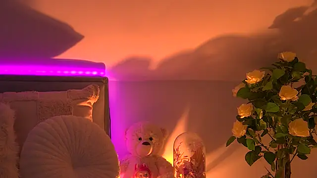 Snapshot of AngeliqueSkye chatting on 10/28/25, 04:16 AngeliqueSkye online show from 10/28/25, 04:16