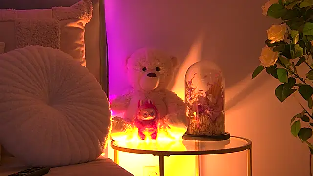 Snapshot of AngeliqueSkye chatting on 10/31/25, 04:13 AngeliqueSkye online show from 10/31/25, 04:13