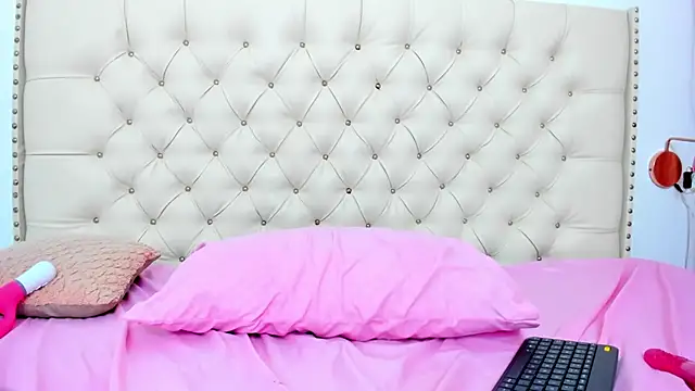 Snapshot of Kim_Eli chatting on 01/04/25, 10:45 Kim Eli online show from 01/04/25, 10:45