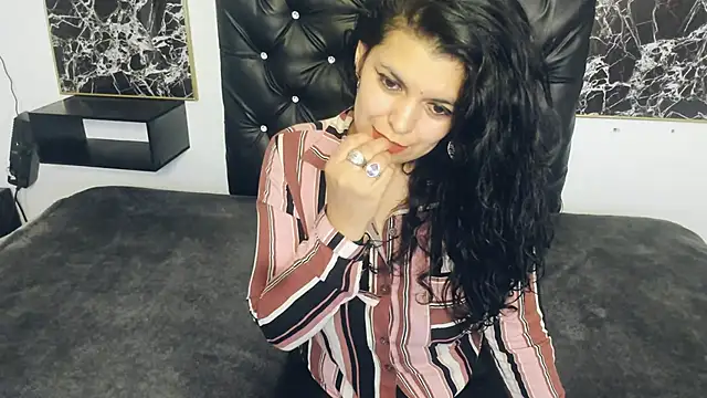 Snapshot of scarlett_w0lf chatting on 01/18/25, 03:59 scarlett w0lf online show from 01/18/25, 03:59