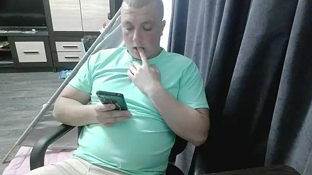 Snapshot of gamblingbum chatting on 05/20/26, 01:17 gamblingbum online show from 05/20/26, 01:17
