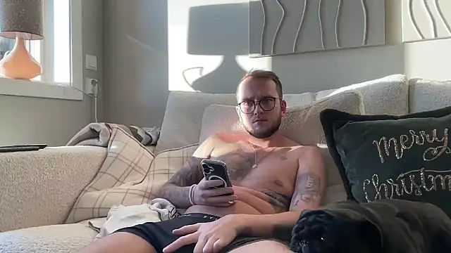 Snapshot of thehornyguy97 chatting on 12/04/24, 12:58 thehornyguy97 online show from 12/04/24, 12:58