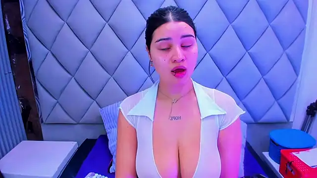 Snapshot of venusowen_ chatting on 11/08/25, 01:44 venusowen online show from 11/08/25, 01:44