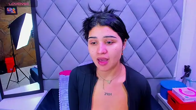 Snapshot of venusowen_ chatting on 11/14/25, 02:16 venusowen online show from 11/14/25, 02:16