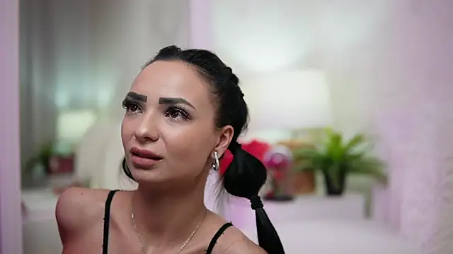 Snapshot of MaraJolie chatting on 02/25/25, 04:03 MaraJolie online show from 02/25/25, 04:03