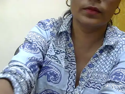 Snapshot of l_l_ish chatting on 10/03/25, 05:26 l l ish online show from 10/03/25, 05:26