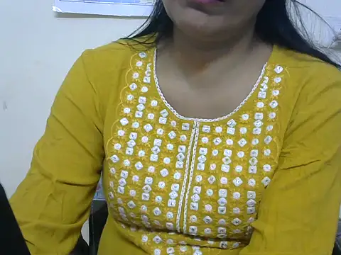 Snapshot of l_l_ish chatting on 10/22/25, 04:57 l l ish online show from 10/22/25, 04:57
