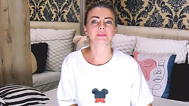 Snapshot of Aly_girl1 chatting on 10/15/25, 06:57 Aly girl1 online show from 10/15/25, 06:57