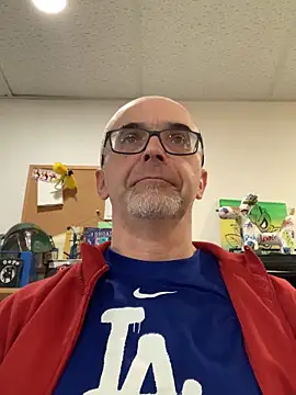 Snapshot of MaxVain chatting on 03/10/25, 06:12 MaxVain online show from 03/10/25, 06:12