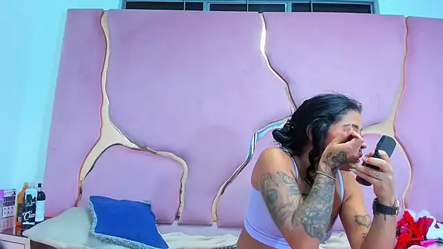 Snapshot of MelissaAndZeuss chatting on 12/31/24, 08:26 MelissaAndZeuss online show from 12/31/24, 08:26