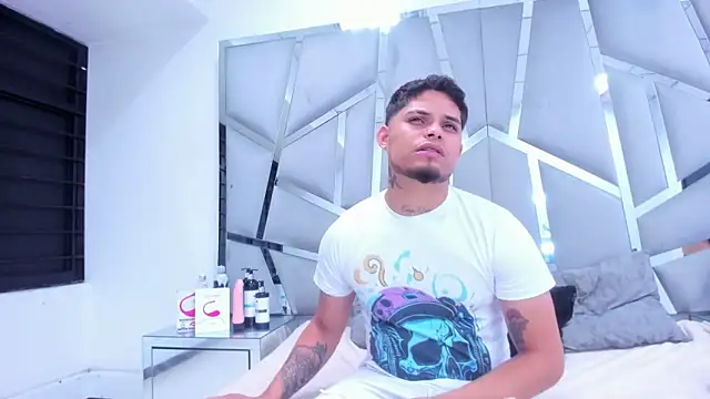 Snapshot of MelissaAndZeuss chatting on 02/20/25, 05:23 MelissaAndZeuss online show from 02/20/25, 05:23