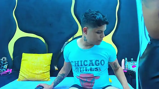 Snapshot of MelissaAndZeuss chatting on 03/12/25, 03:13 MelissaAndZeuss online show from 03/12/25, 03:13