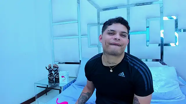 Snapshot of MelissaAndZeuss chatting on 03/22/25, 03:52 MelissaAndZeuss online show from 03/22/25, 03:52