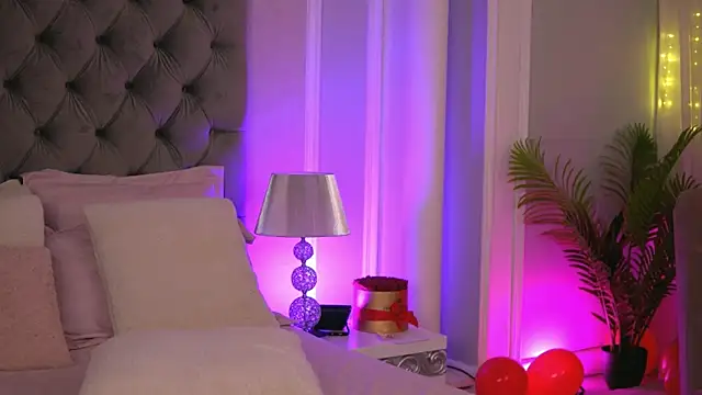 Snapshot of YasmineShaw chatting on 03/19/25, 02:27 YasmineShaw online show from 03/19/25, 02:27