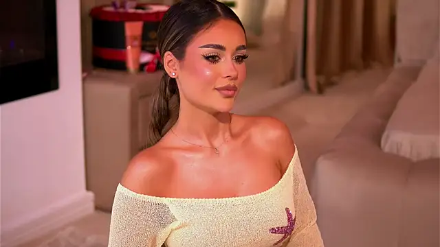 Snapshot of YasmineShaw chatting on 11/12/25, 11:58 YasmineShaw online show from 11/12/25, 11:58