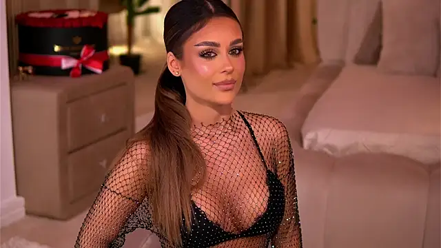 Snapshot of YasmineShaw chatting on 11/22/25, 01:26 YasmineShaw online show from 11/22/25, 01:26