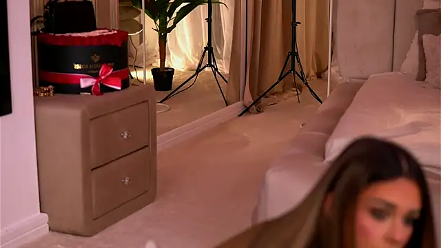 Snapshot of YasmineShaw chatting on 12/02/25, 11:56 YasmineShaw online show from 12/02/25, 11:56