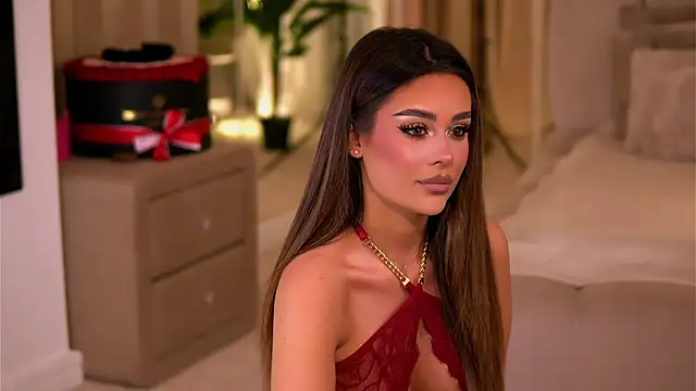 Snapshot of YasmineShaw chatting on 01/13/26, 12:27 YasmineShaw online show from 01/13/26, 12:27