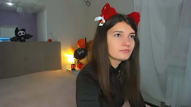 Laura Leee online show from 10/28/25, 06:28