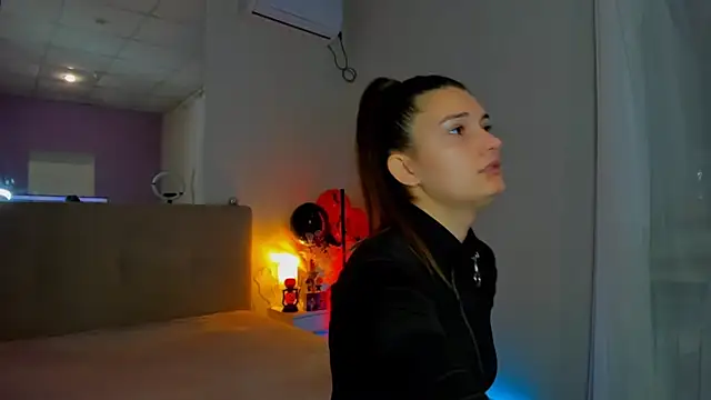 Laura Leee online show from 11/06/25, 06:14