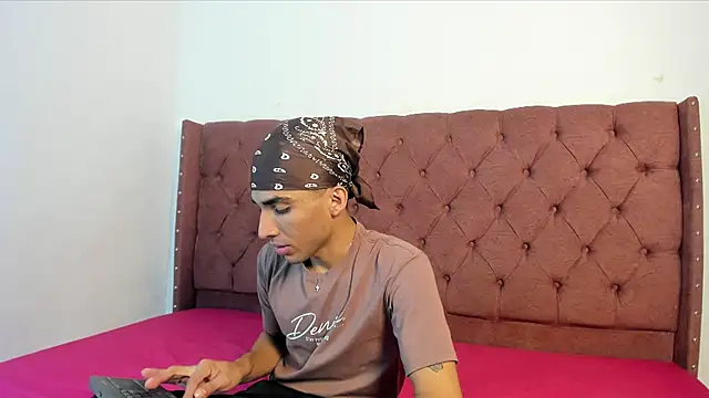 Snapshot of jony_honey chatting on 12/02/25, 01:05 jony honey online show from 12/02/25, 01:05