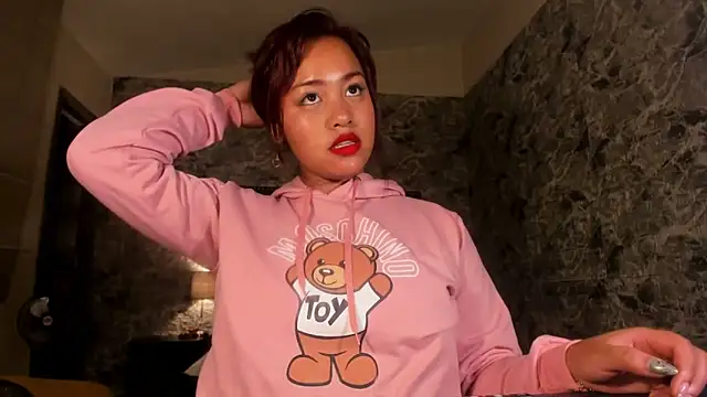 Snapshot of Estrella05_ chatting on 12/27/24, 05:31 Estrella05 online show from 12/27/24, 05:31