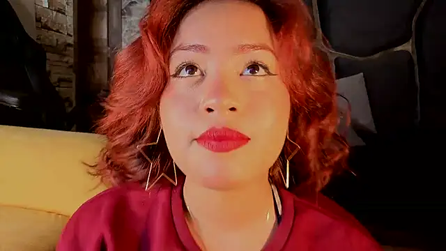 Snapshot of Estrella05_ chatting on 10/30/25, 04:47 Estrella05 online show from 10/30/25, 04:47