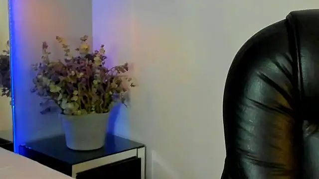 Snapshot of melody_suarez chatting on 02/02/25, 12:40 melody suarez online show from 02/02/25, 12:40