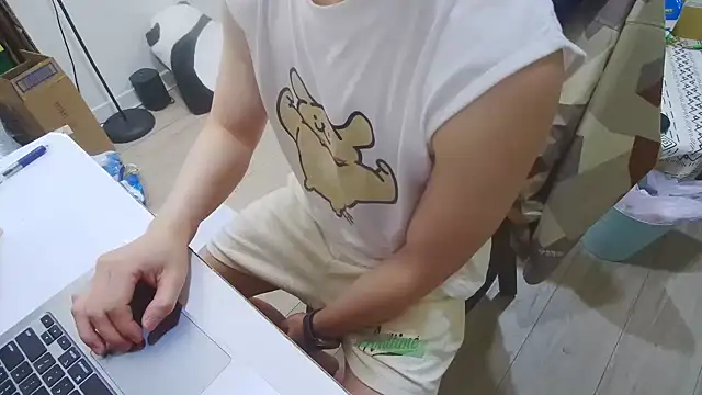 Snapshot of AnthroTw chatting on 09/29/25, 03:06 AnthroTw online show from 09/29/25, 03:06