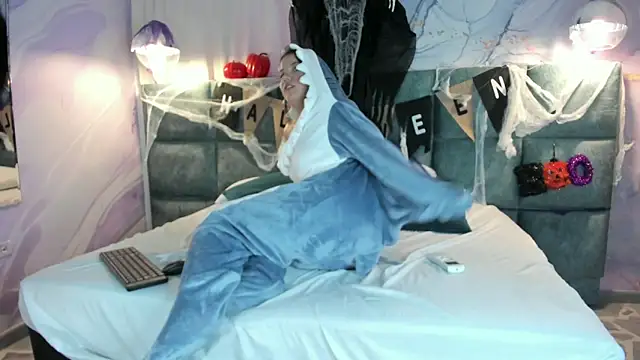 Snapshot of MelaniieRoux chatting on 10/28/25, 07:38 MelaniieRoux online show from 10/28/25, 07:38