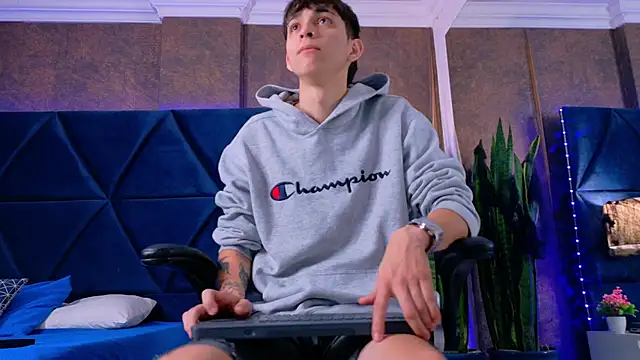 Snapshot of Lion_Foster01 chatting on 10/24/25, 12:01 Lion Foster01 online show from 10/24/25, 12:01