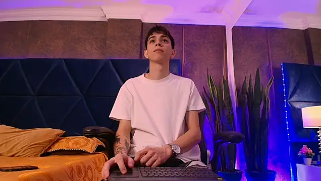 Snapshot of Lion_Foster01 chatting on 12/03/25, 07:34 Lion Foster01 online show from 12/03/25, 07:34