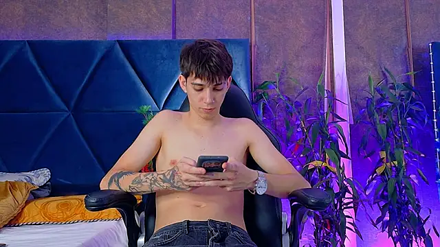 Snapshot of Lion_Foster01 chatting on 12/17/25, 09:54 Lion Foster01 online show from 12/17/25, 09:54