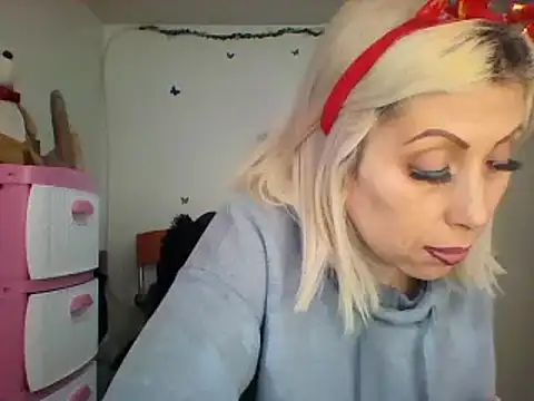 Snapshot of alixia81 chatting on 12/10/24, 12:27 alixia81 online show from 12/10/24, 12:27