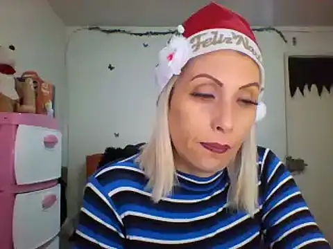 Snapshot of alixia81 chatting on 12/12/24, 12:01 alixia81 online show from 12/12/24, 12:01
