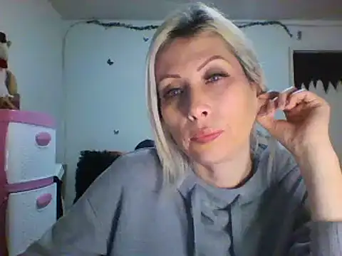 Snapshot of alixia81 chatting on 12/21/24, 11:24 alixia81 online show from 12/21/24, 11:24