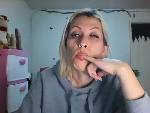 Snapshot of alixia81 chatting on 12/22/24, 02:28 alixia81 online show from 12/22/24, 02:28