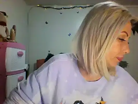 Snapshot of alixia81 chatting on 12/23/24, 01:40 alixia81 online show from 12/23/24, 01:40