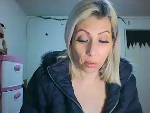 Snapshot of alixia81 chatting on 12/24/24, 09:39 alixia81 online show from 12/24/24, 09:39