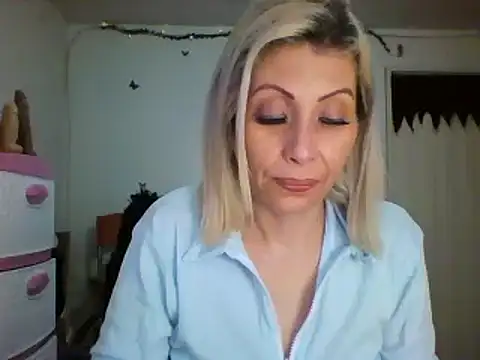 Snapshot of alixia81 chatting on 12/28/24, 12:35 alixia81 online show from 12/28/24, 12:35