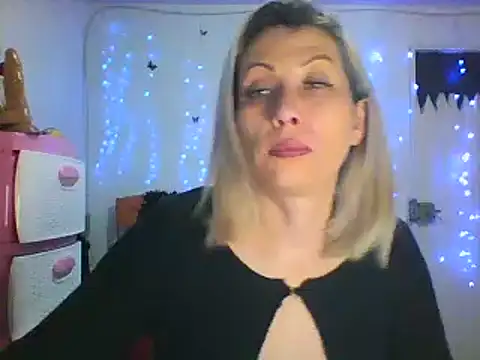 Snapshot of alixia81 chatting on 02/19/25, 02:44 alixia81 online show from 02/19/25, 02:44