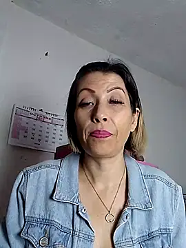 Snapshot of alixia81 chatting on 10/06/25, 09:29 alixia81 online show from 10/06/25, 09:29