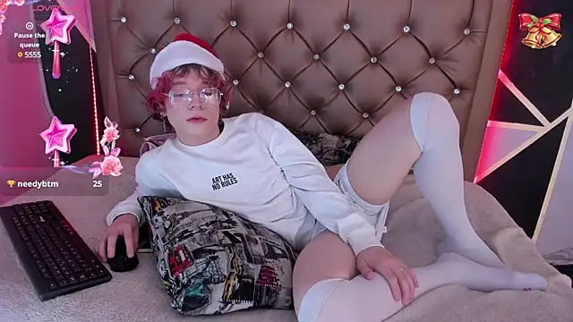 Snapshot of Max_lover1 chatting on 12/24/24, 06:28 Max lover1 online show from 12/24/24, 06:28