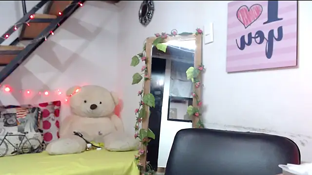 Snapshot of luna_sky83 chatting on 12/15/24, 04:04 luna sky83 online show from 12/15/24, 04:04