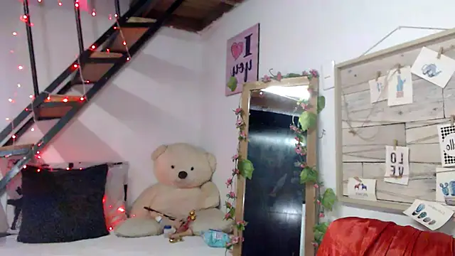 Snapshot of luna_sky83 chatting on 10/24/25, 05:48 luna sky83 online show from 10/24/25, 05:48