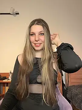 Snapshot of Annie_aww chatting on 03/13/25, 09:16 Annie aww online show from 03/13/25, 09:16