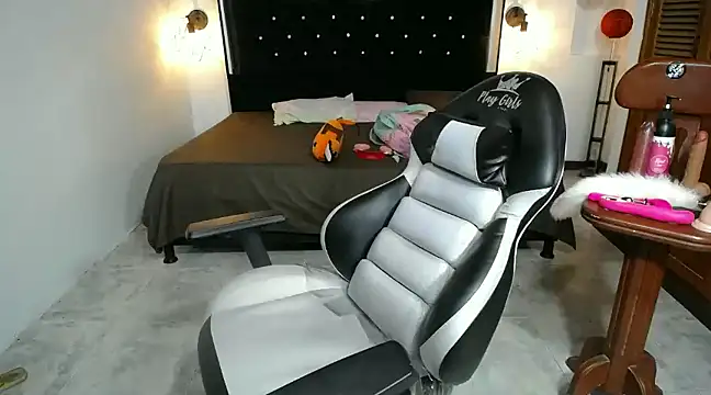 Snapshot of candy_hairy chatting on 01/25/25, 06:12 candy hairy online show from 01/25/25, 06:12